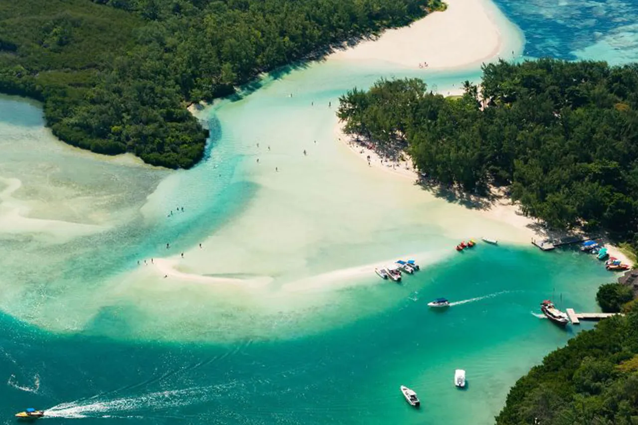 Île aux Cerfs — Discover the luminous east coast of Mauritius